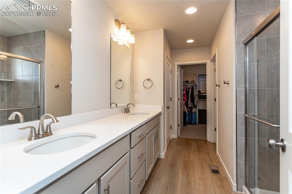 Image 22 of 50: Bathroom