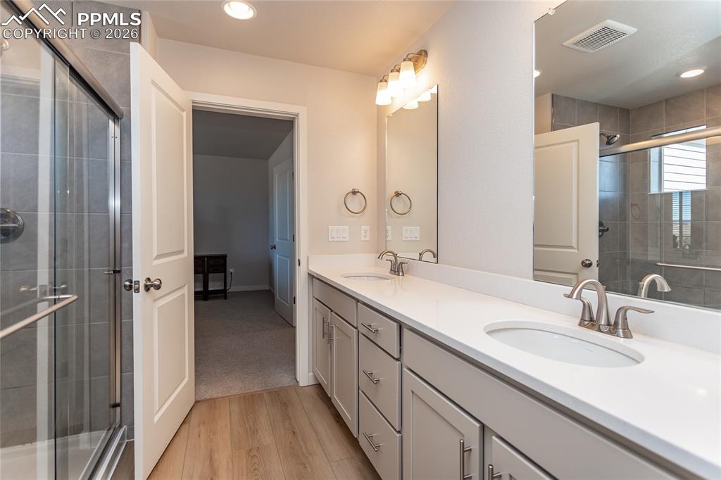 Image 23 of 50: Bathroom