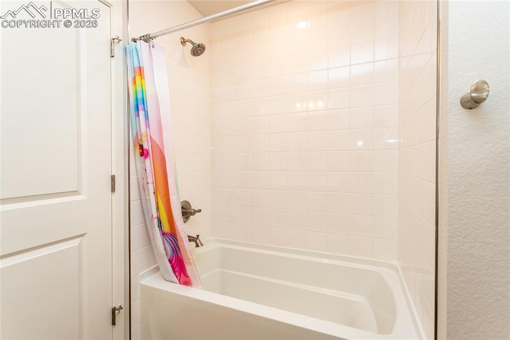 Image 28 of 50: Bathroom