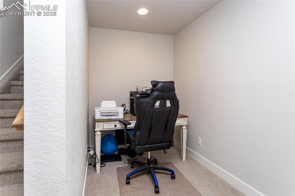 Image 33 of 50: Office