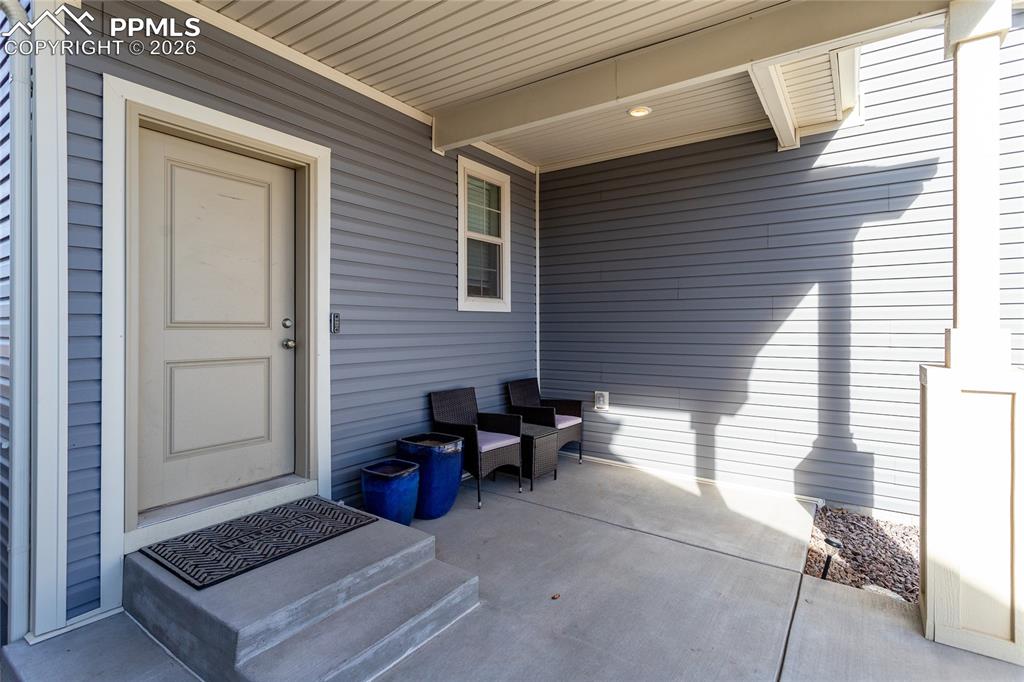 Image 4 of 50: Patio