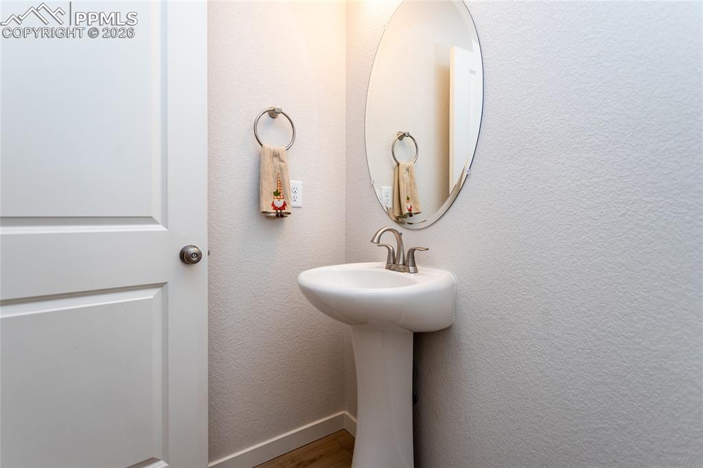 Image 7 of 50: Bathroom