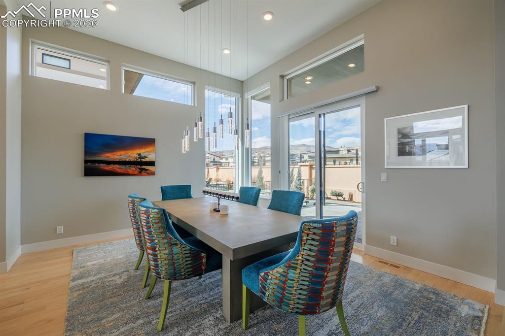 Image 19 of 50: Dining Area