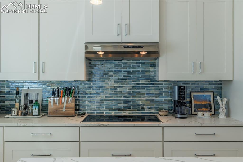 Image 22 of 50: Kitchen