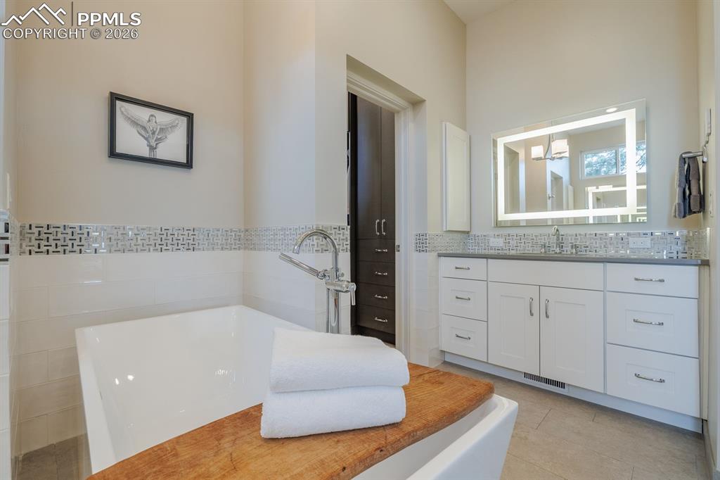 Image 31 of 50: Bathroom