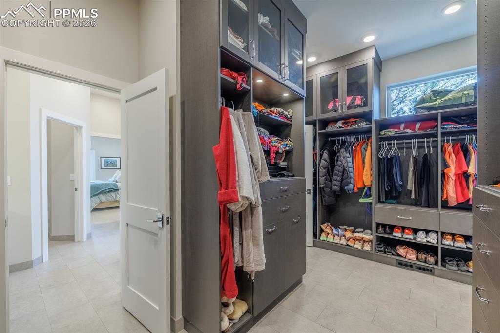 Image 32 of 50: Closet