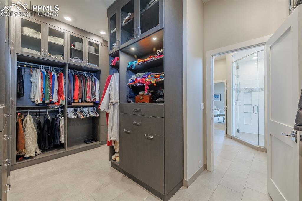 Image 33 of 50: Closet