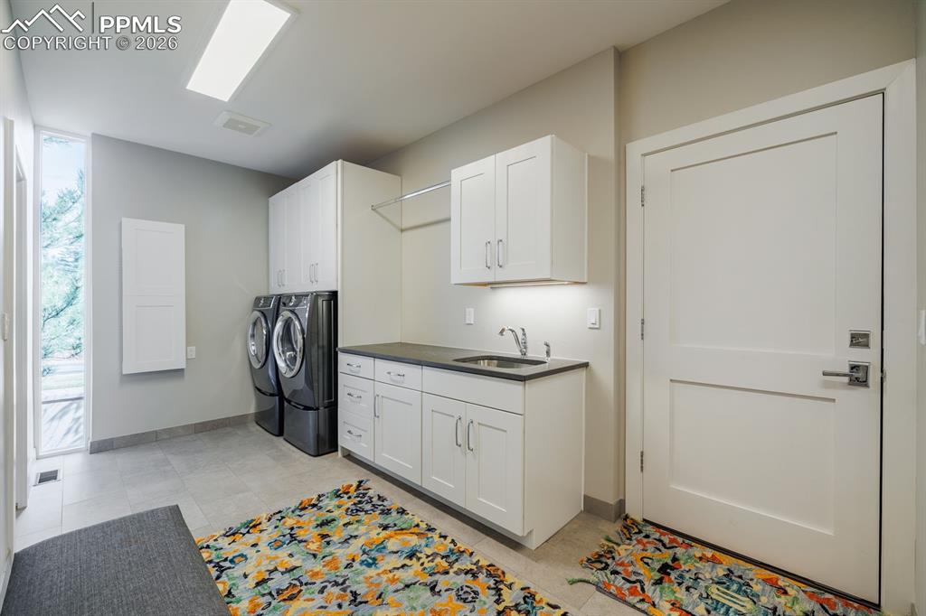 Image 34 of 50: Laundry