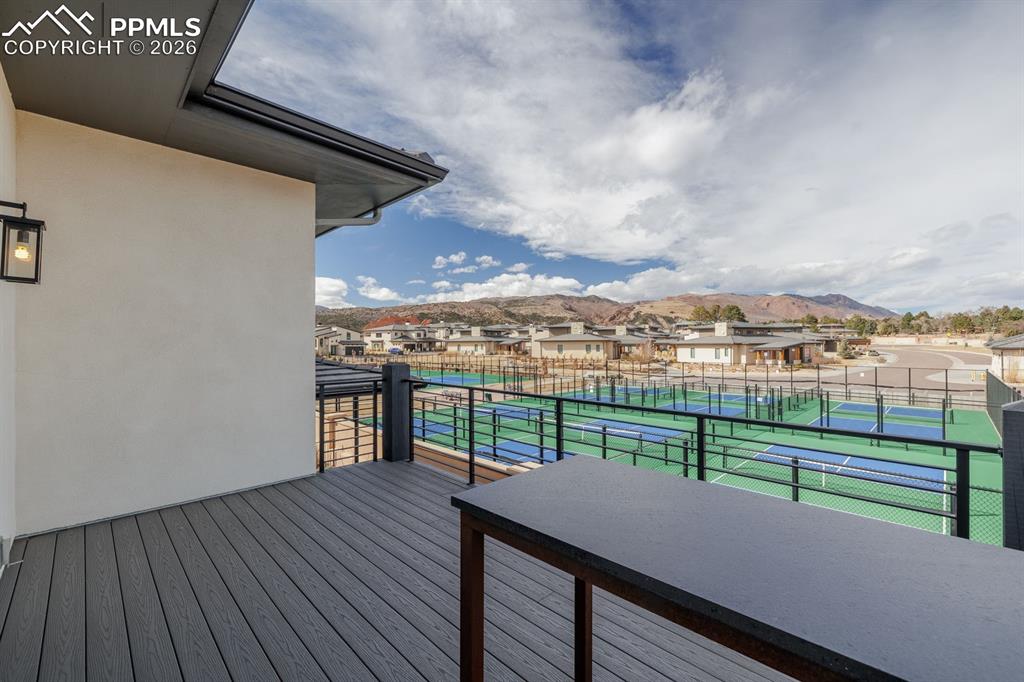 Image 40 of 50: Deck