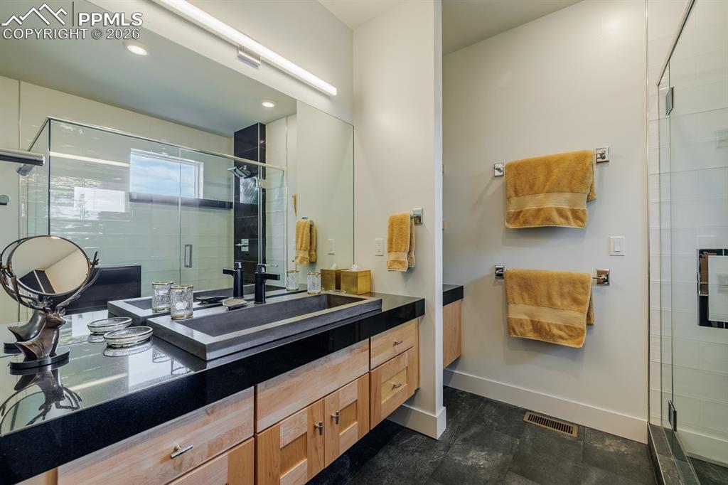 Image 44 of 50: Bathroom