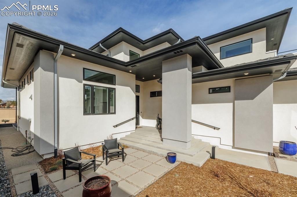 Image 5 of 50: Back of Structure