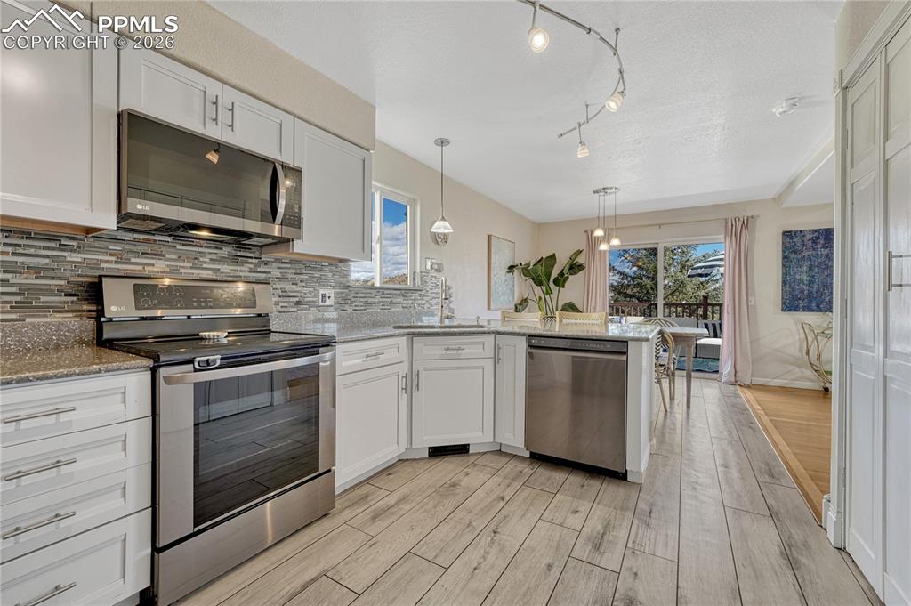 Image 10 of 47: Kitchen