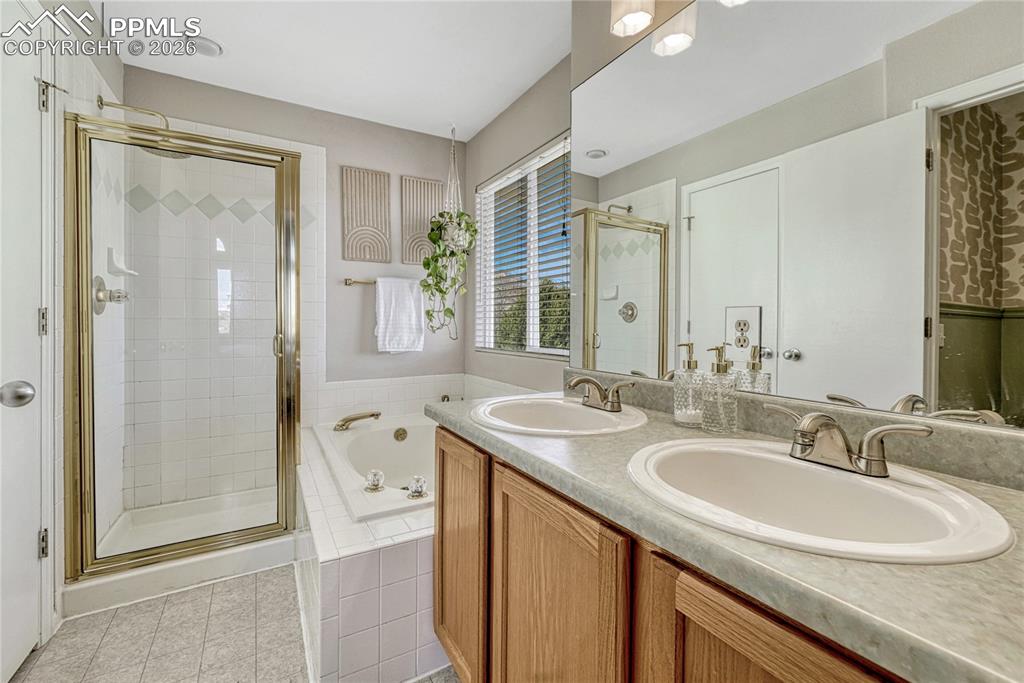 Image 17 of 47: Bathroom