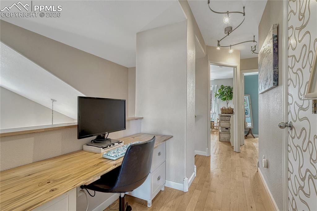 Image 18 of 47: Office