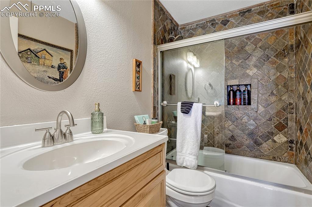 Image 28 of 47: Bathroom