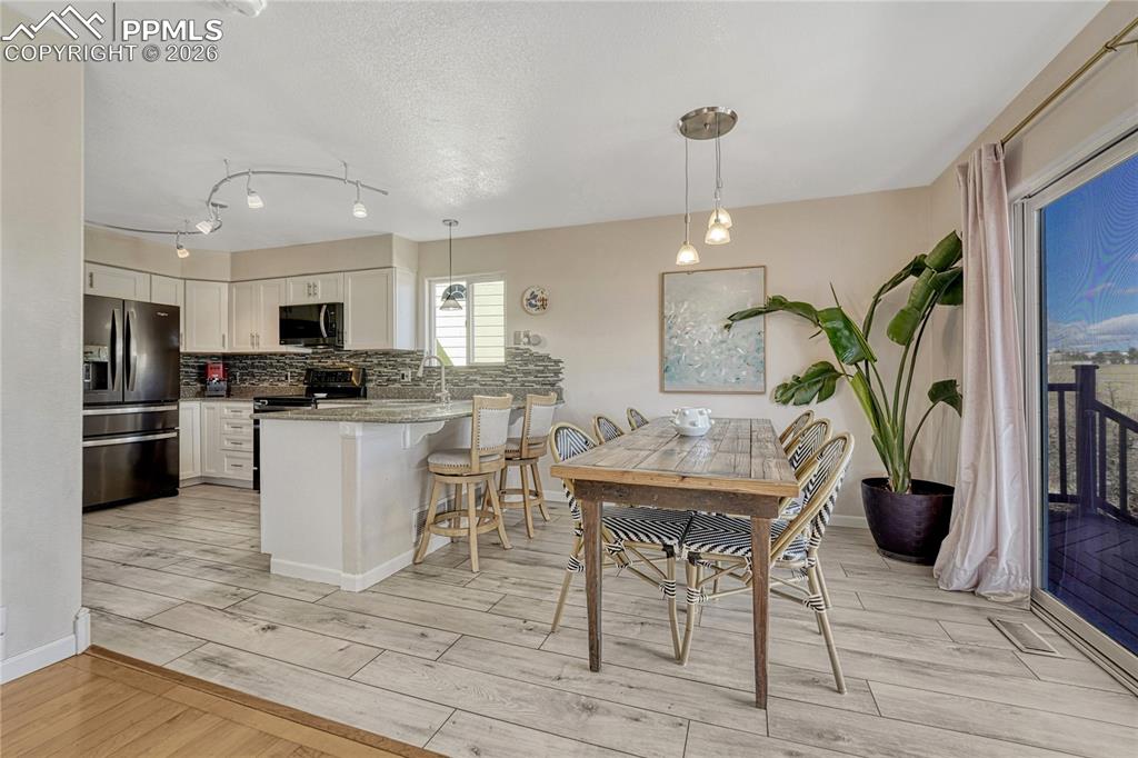 Image 7 of 47: Dining Area