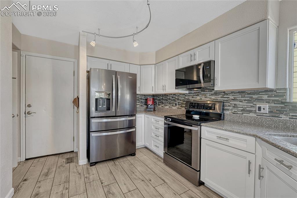 Image 9 of 47: Kitchen