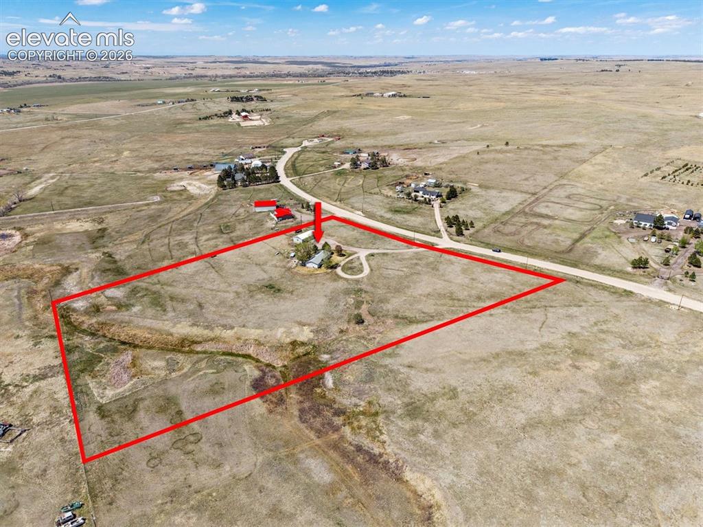 Image 34 of 40: Expansive property featuring an irregular-shaped red boundary enclosing a l