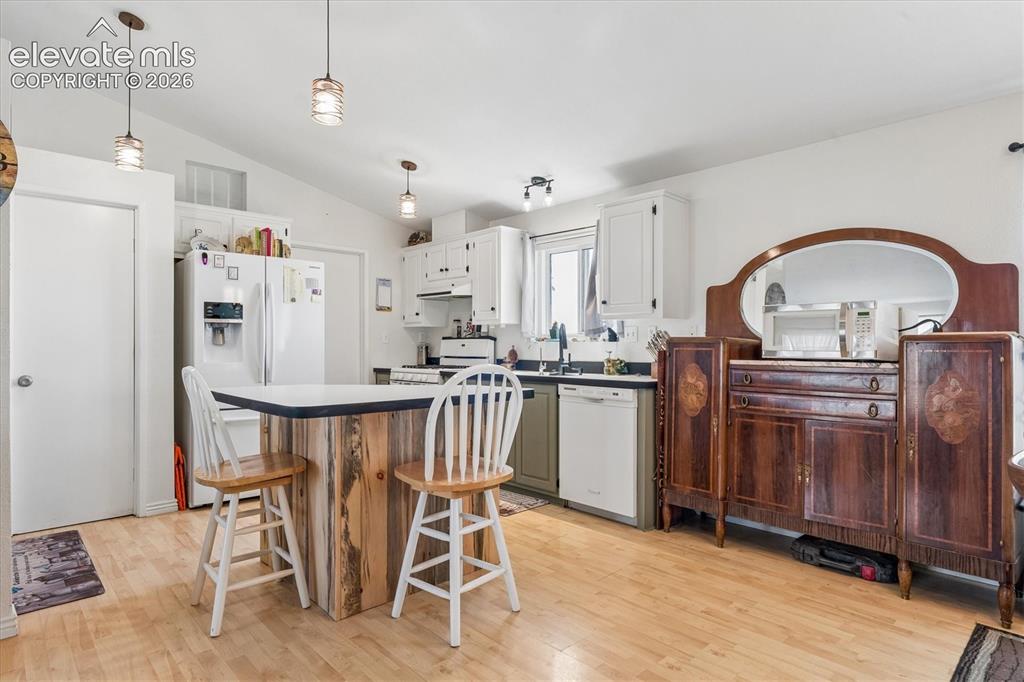 Image 8 of 34: Kitchen