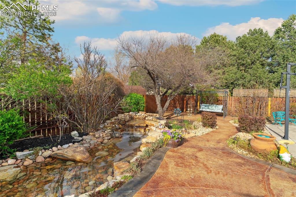 Image 10 of 50: Yard