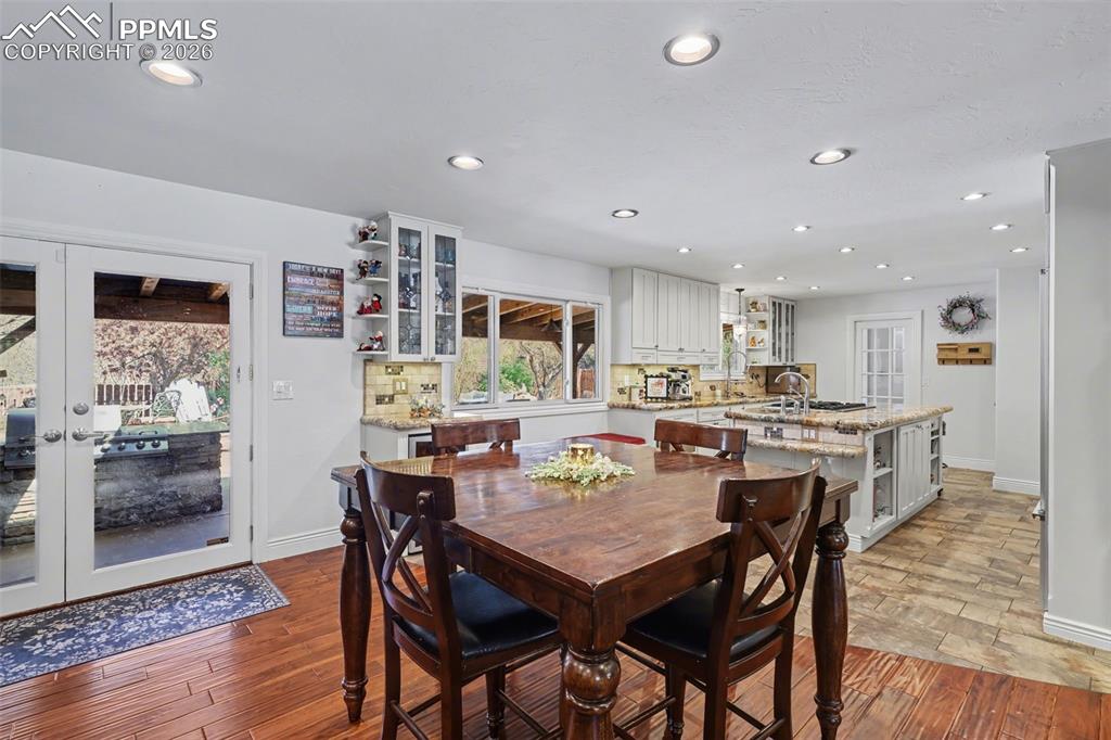 Image 11 of 50: Dining Area