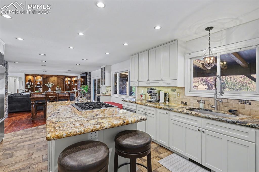 Image 13 of 50: Kitchen