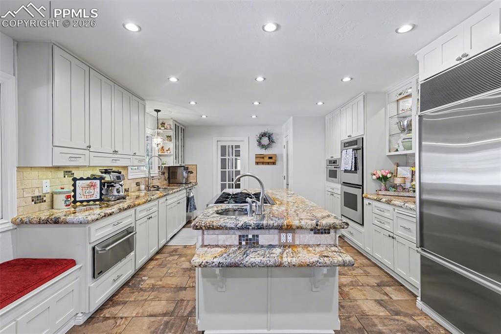 Image 14 of 50: Kitchen