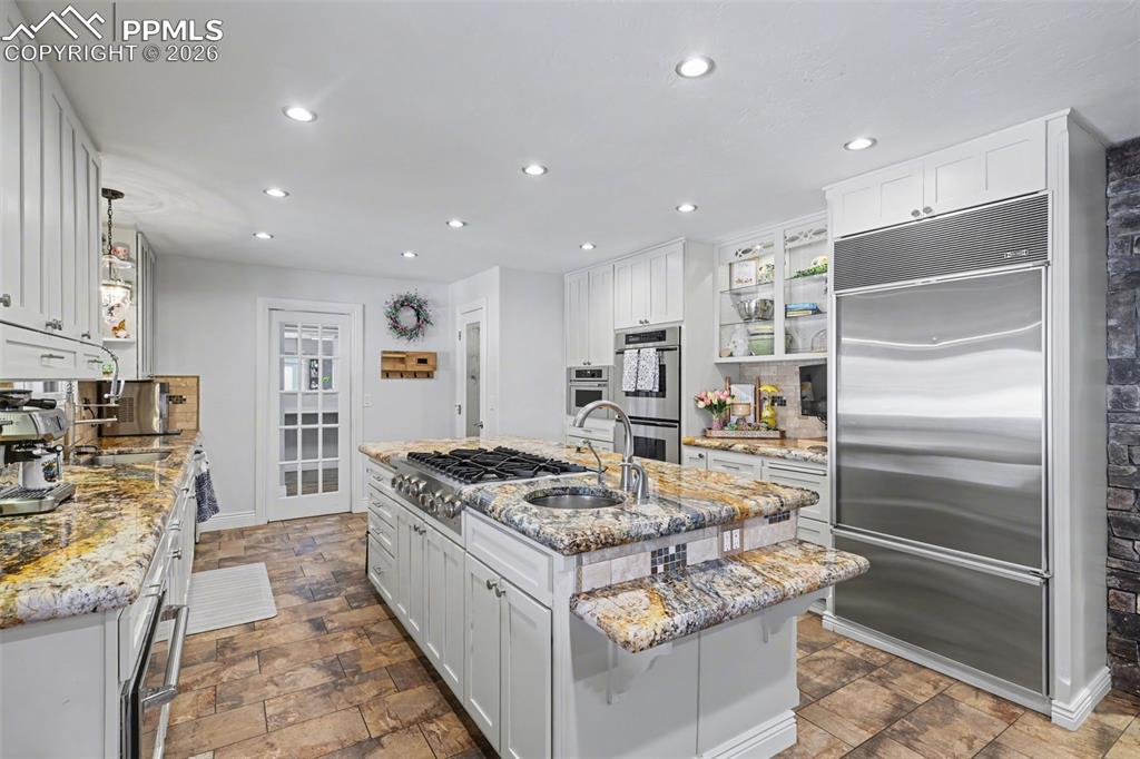 Image 15 of 50: Kitchen