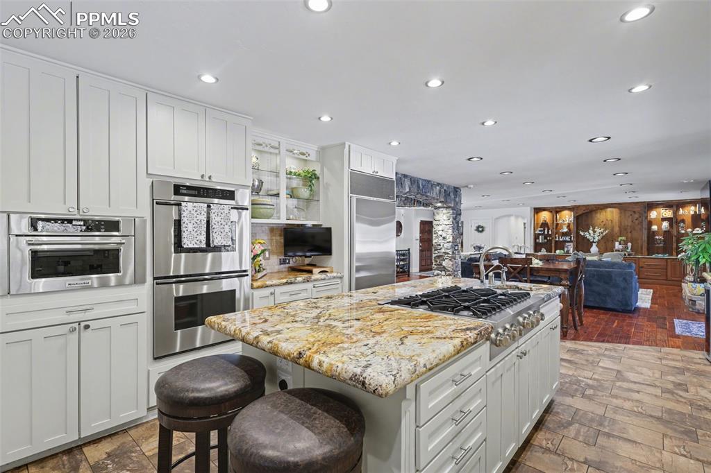 Image 16 of 50: Kitchen