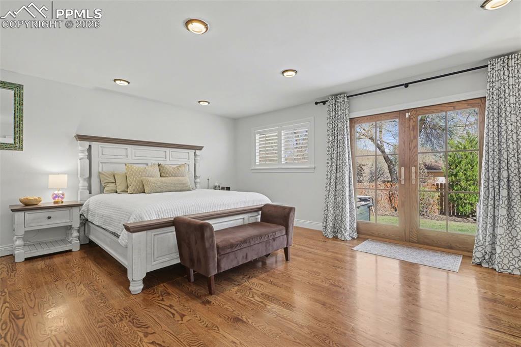 Image 18 of 50: Bedroom