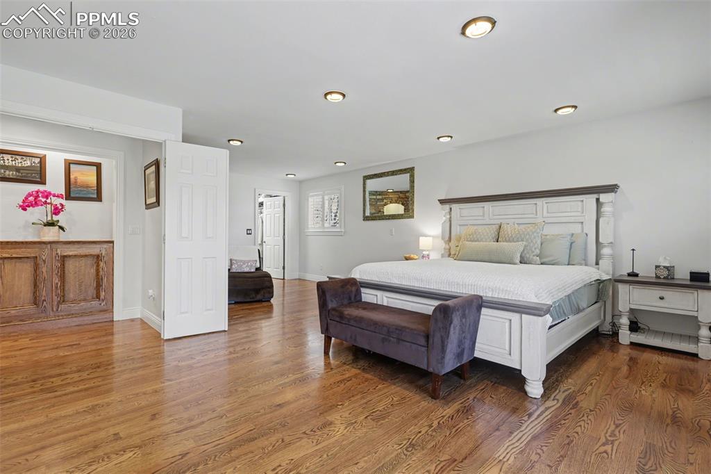 Image 21 of 50: Bedroom