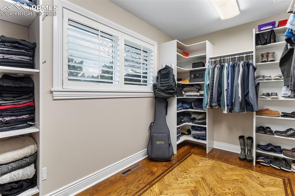 Image 23 of 50: Closet