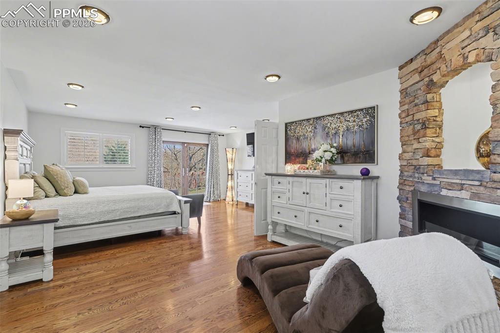 Image 24 of 50: Bedroom