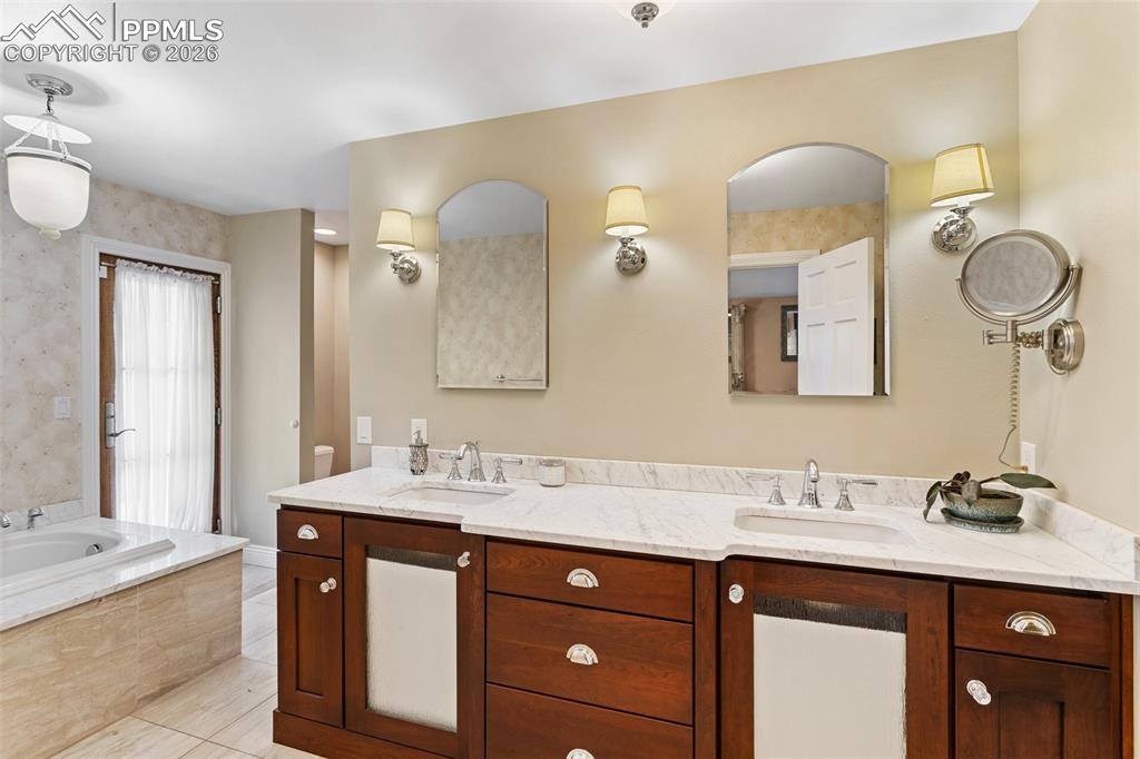 Image 25 of 50: Bathroom