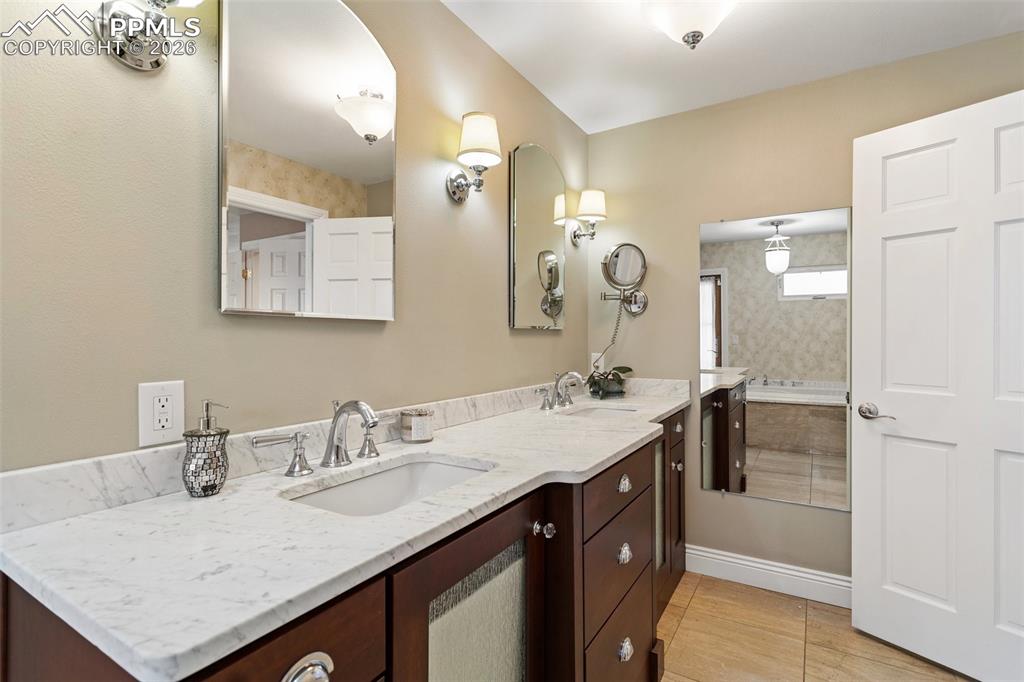 Image 26 of 50: Bathroom