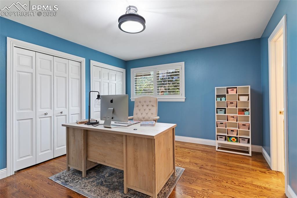 Image 27 of 50: Office