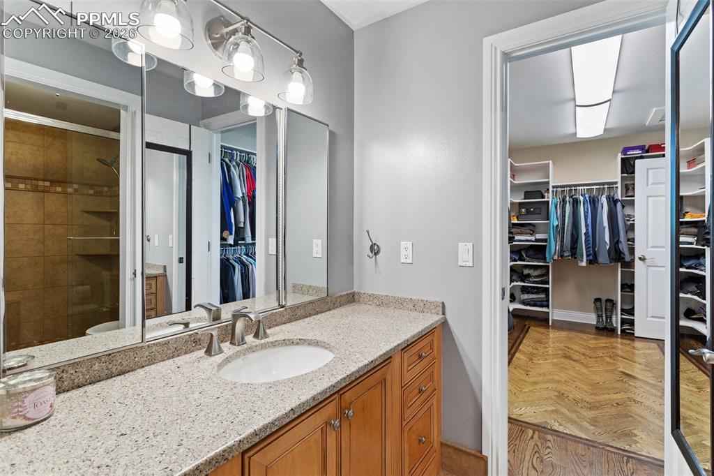 Image 28 of 50: Bathroom