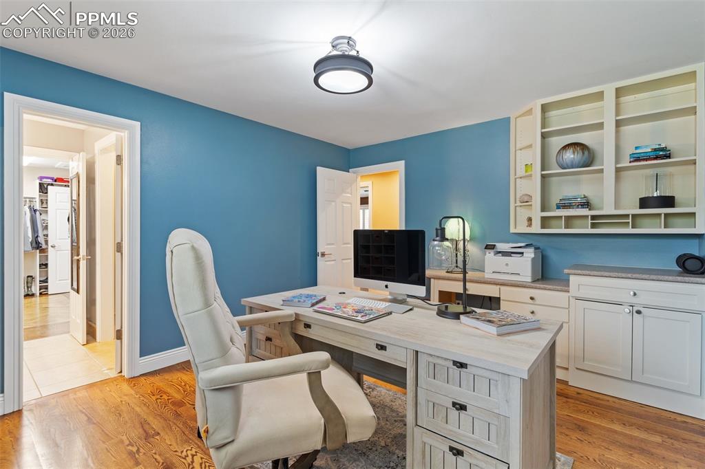 Image 29 of 50: Office