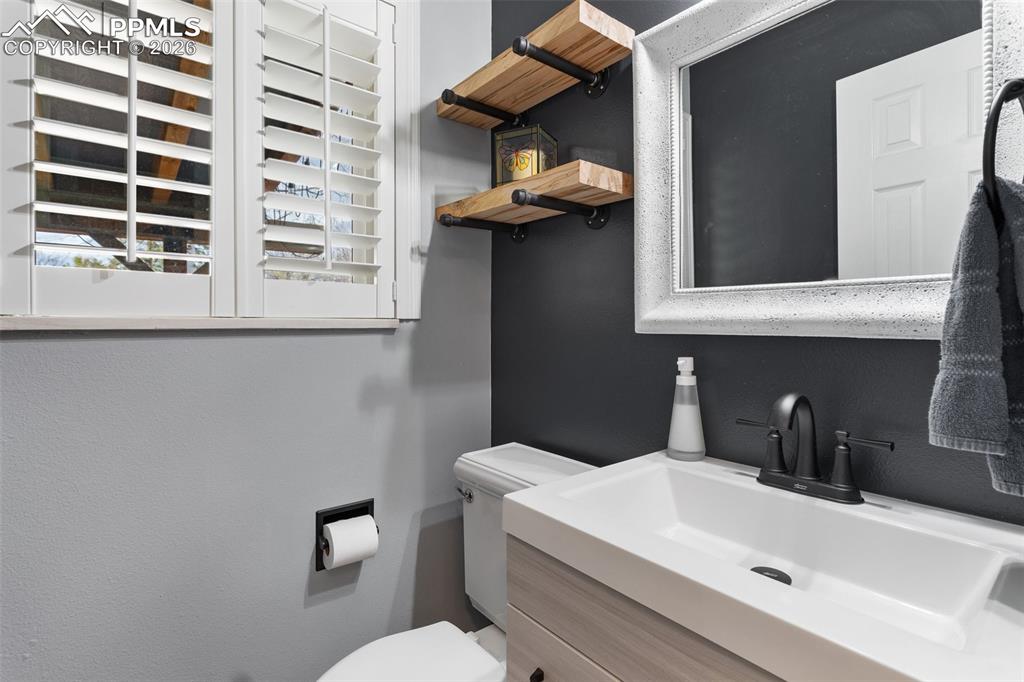 Image 30 of 50: Bathroom