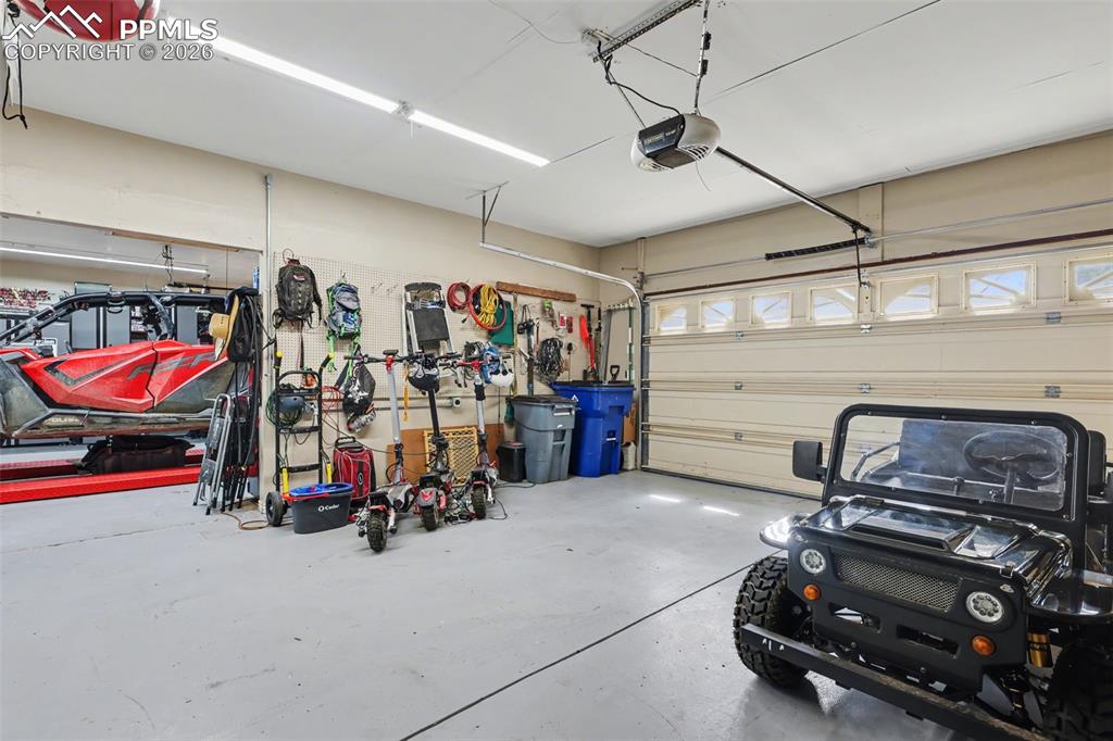 Image 32 of 50: Garage