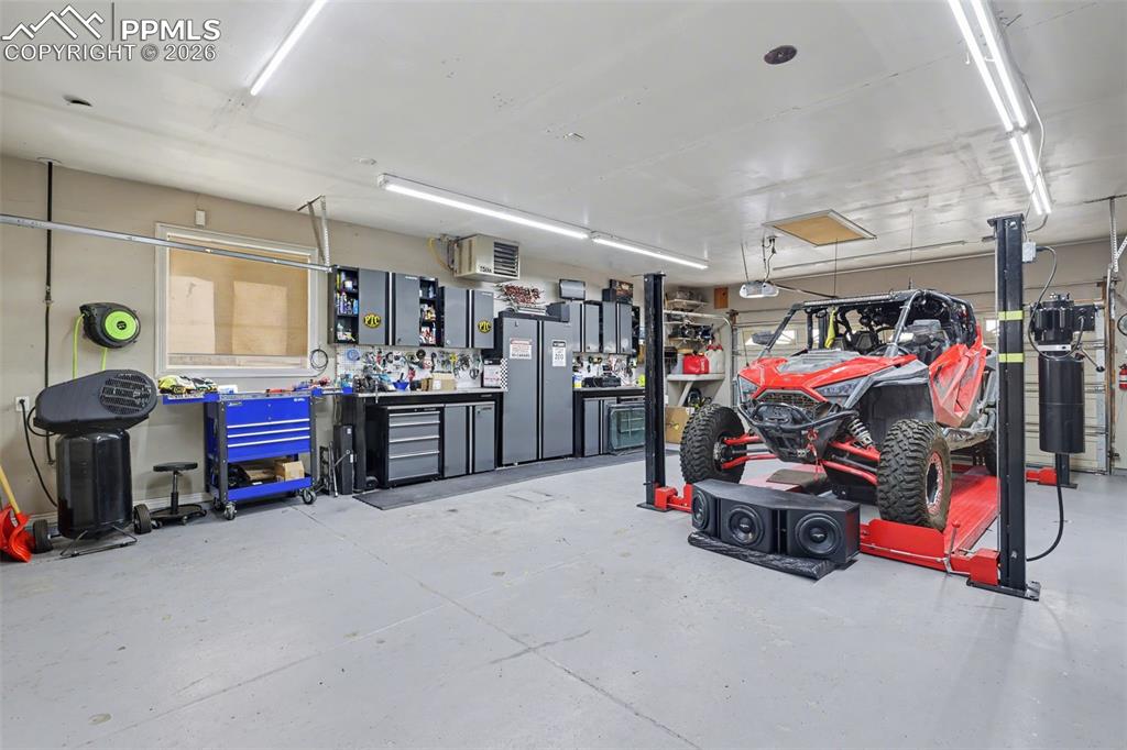 Image 33 of 50: Garage