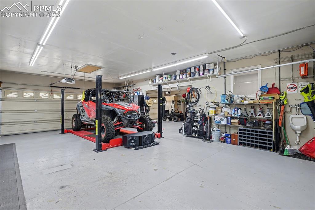 Image 34 of 50: Garage