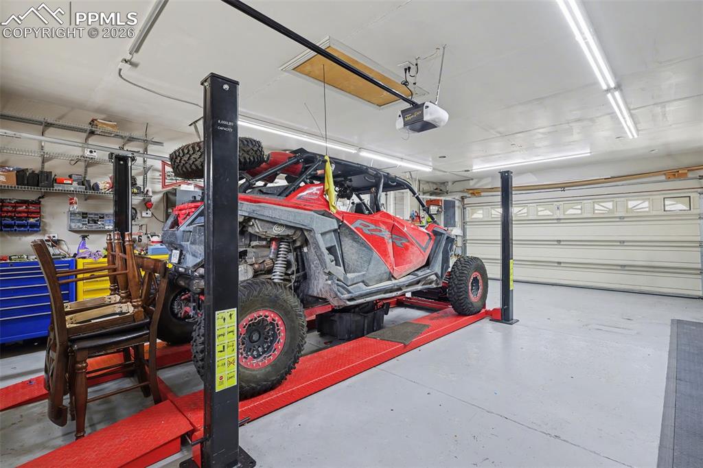 Image 35 of 50: Garage