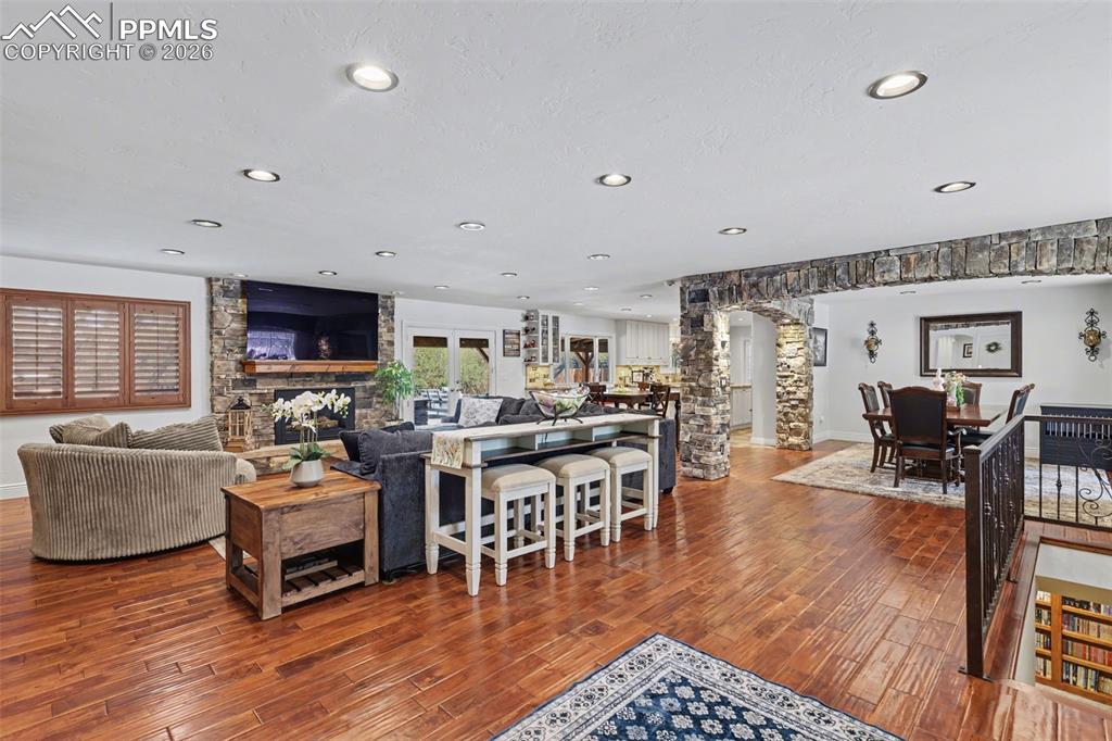 Image 4 of 50: Living Room