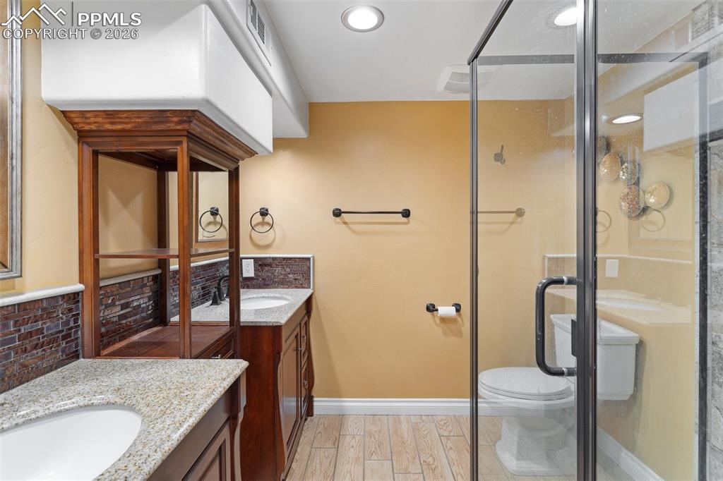 Image 40 of 50: Bathroom