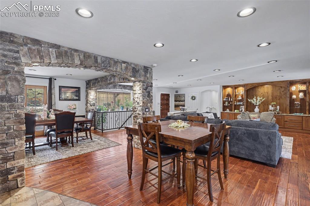 Image 5 of 50: Dining Area