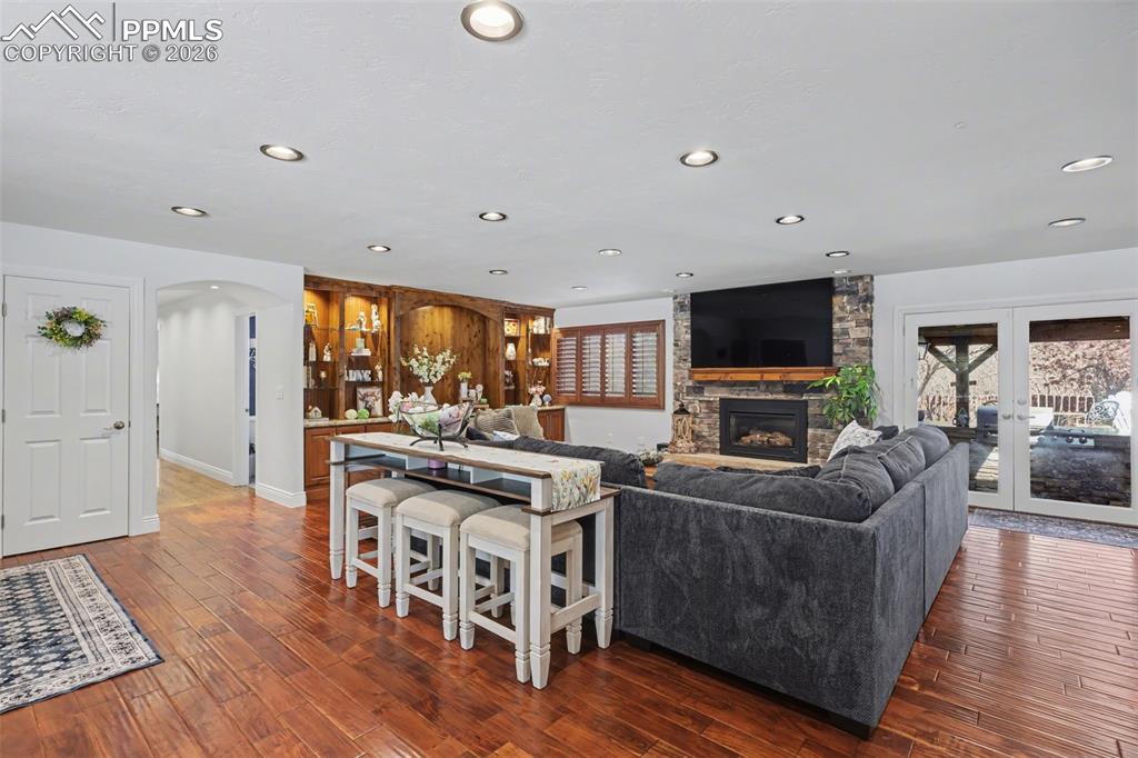 Image 6 of 50: Living Room