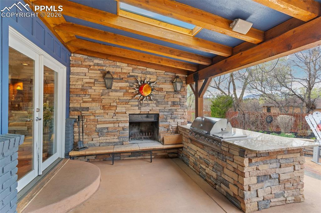 Image 7 of 50: Patio