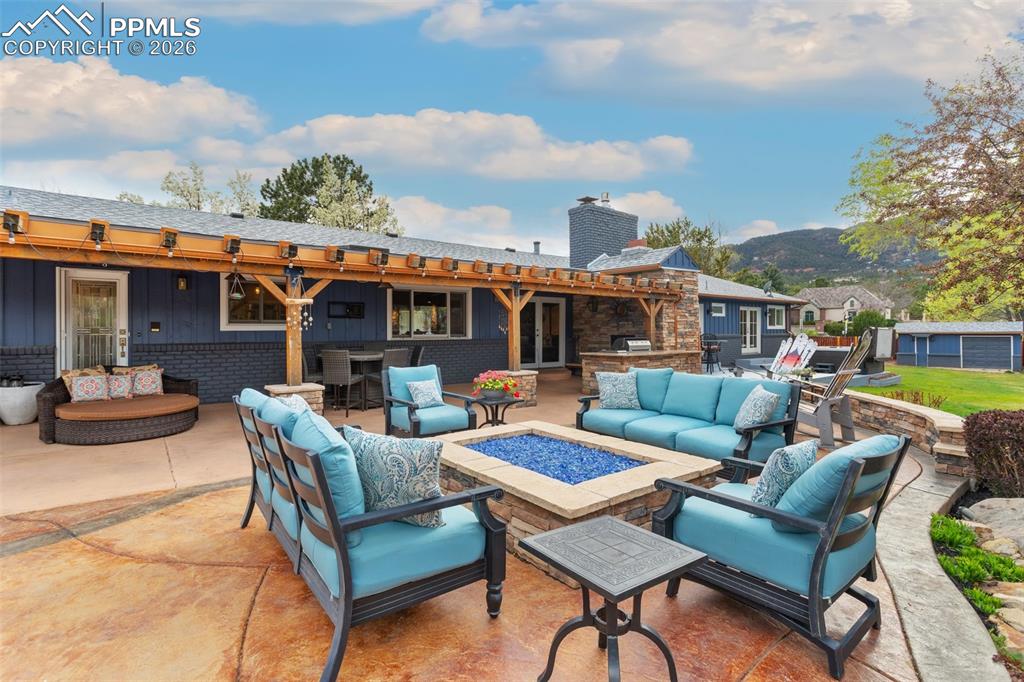 Image 8 of 50: Patio