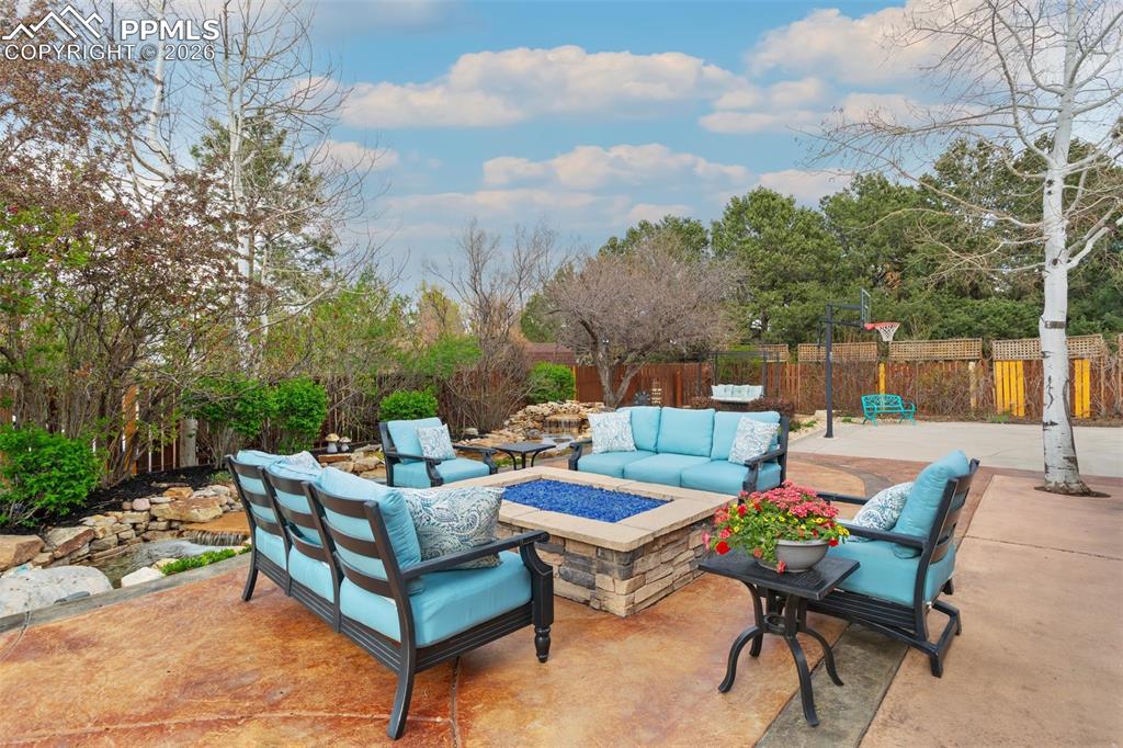 Image 9 of 50: Patio